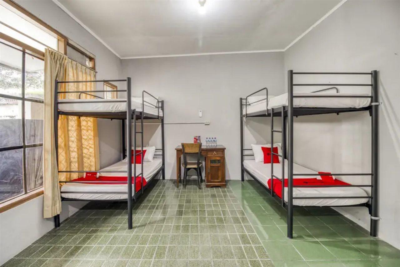 Reddoorz Hostel Near Adisucipto Airport Yogyakarta Kalasan Exteriör bild